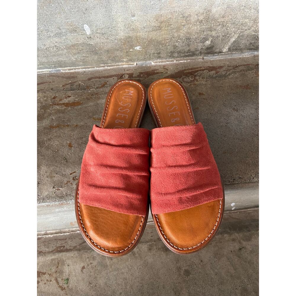 Musse & Cloud “Kennice” rust suede slide sandal with ruched styling - Picture 4 of 9